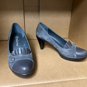 NWT Bella vita style Talent dress shoe charcoal grey suede heels